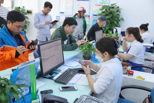 Bị tạm khóa vì chưa chuẩn hóa thông tin, hàng trăm nghìn thuê bao tới mở lại dịch vụ