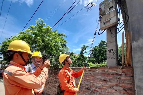 Hóa đơn điện tăng vọt do thu gộp: Đề xuất tách thành 2 lần ghi công tơ không thể thực hiện 