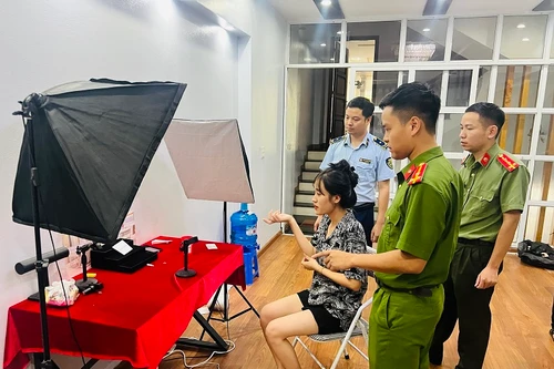 Tạm giữ hàng nghìn sản phẩm trang sức mỹ ký vi phạm được livestream bán trên mạng xã hội