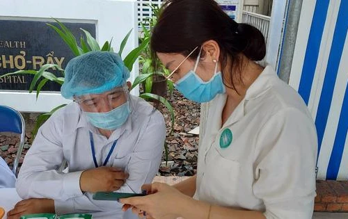 Người dân được miễn cước gọi đến tổng đài khai báo y tế 18001119