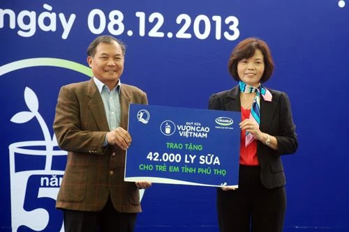 Trao tặng hàng nghìn ly sữa cho trẻ em nghèo