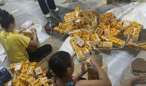 Phát hiện cơ sở gia công, đóng gói khăn giấy có dấu hiệu giả mạo nhãn hiệu Corona