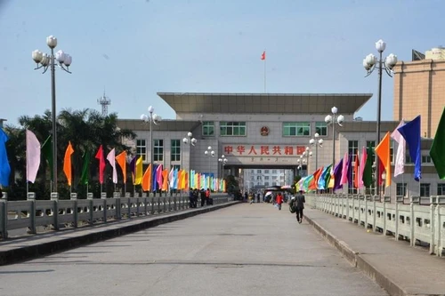 Chở hàng đến Móng Cái, lái xe phải xét nghiệm Covid-19 đến 3 lần