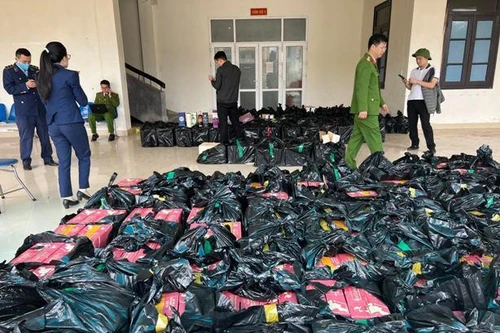 Tạm giữ lô rượu ngoại nghi nhập lậu trong “xe thư báo” trên đường về Hà Nội