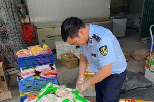 Hà Nội: Phát hiện cơ sở kinh doanh gần 1 tấn xúc xích, lạp xưởng… nghi nhập lậu