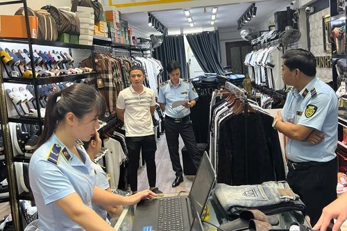 Xử phạt cửa hàng thời trang bán quần áo giả mạo nhãn hiệu trên Facebook
