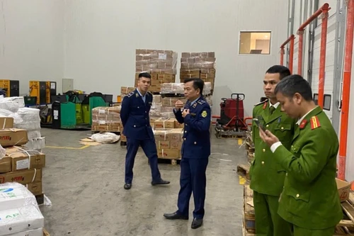 Gần Tết, thực phẩm “3 không” ùn ùn về Hà Nội