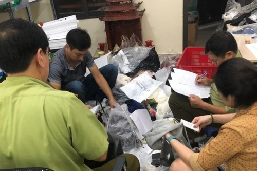 Bắt quả tang cơ sở đang “hô biến” hàng Trung Quốc thành hàng hiệu