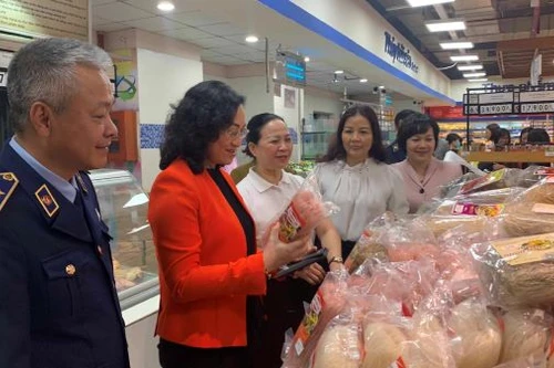 Hà Nội, TP.HCM có hàng nghìn điểm bán hàng bình ổn giá dịp Tết