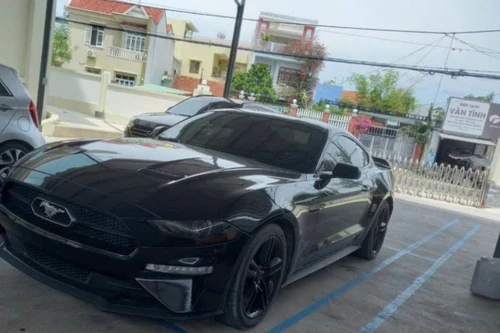 Khám xe tải đang lưu thông Nam- Bắc, phát hiện xe ô tô Ford Mustang không giấy tờ