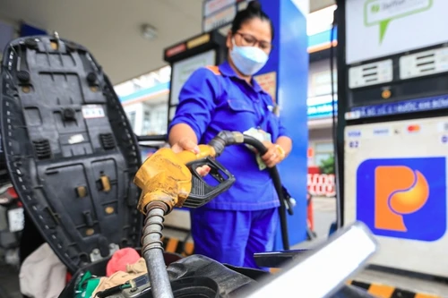 Giá xăng giảm mạnh