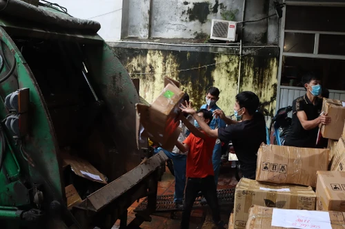 Hà Nội: Lô nước hoa "khủng" thu giữ tại 91 Hàng Gà bị tiêu hủy bằng cách nghiền nát, đốt bỏ