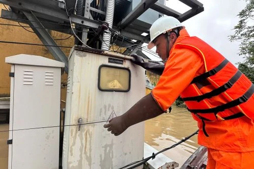 Xảy ra hơn 440 sự cố điện do mưa lũ tại miền Trung