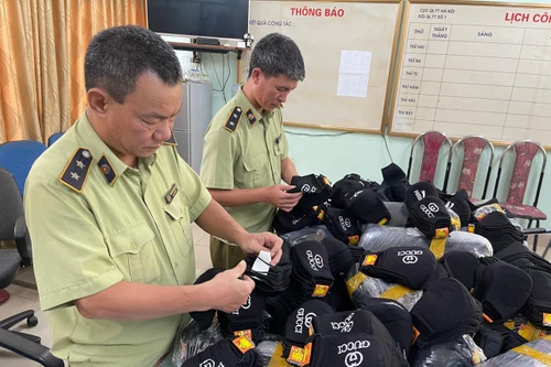 Hà Nội: Tạm giữ gần 2.000 khẩu trang giả mạo nhãn hiệu Gucci, Puma