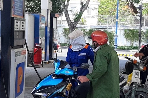 Xăng RON95 lại tăng giá