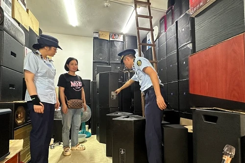 Xử phạt hàng loạt điểm tập kết, cửa hàng bán thiết bị âm thanh không rõ xuất xứ, giả mạo nhãn hiệu