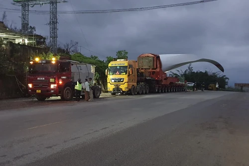 Xe chở thiết bị điện gió vi phạm khoảng cách an toàn, gây sự cố lưới điện truyền tải