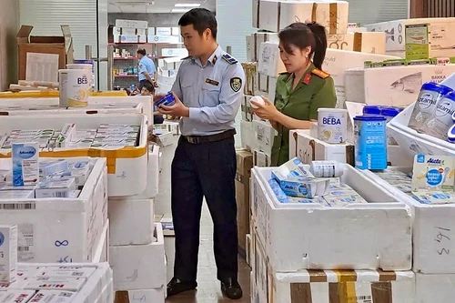 Hà Nội: Phát hiện kho sữa, mỹ phẩm lớn tại phố Bạch Mai nghi nhập lậu