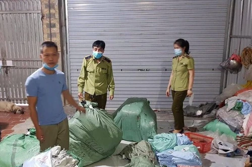 Hà Nội: Phát hiện cơ sở sản xuất áo chống nắng có dấu hiệu giả mạo nhãn hiệu GU