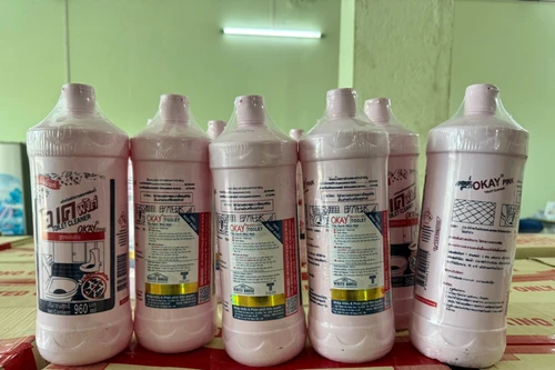 Ngăn chặn gần 1.100 chai nước tẩy bồn cầu giả nhãn hiệu Okay khi đang đi tiêu thụ
