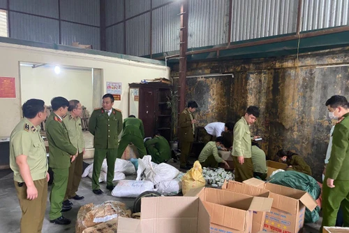 Bắt quả tang cơ sở đang gia công thuốc đông y chữa bệnh phụ khoa nghi giả