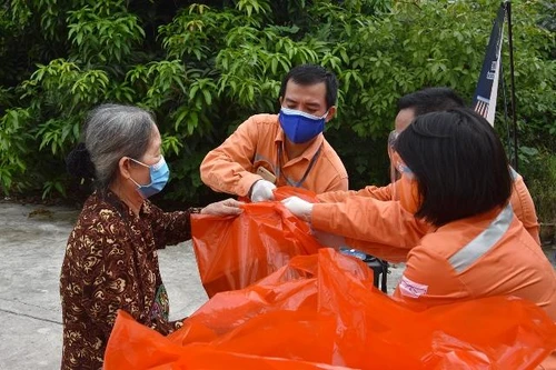 Hơn 2.000 suất quà hỗ trợ người dân vượt qua khó khăn 