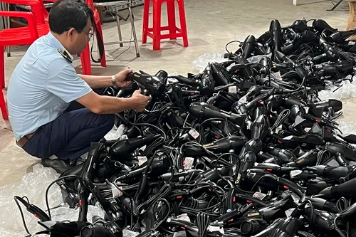 Hà Nội: Tạm giữ lô hàng máy sấy tóc nghi giả nhãn hiệu Panasonic