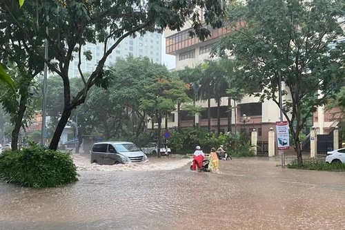 Hà Nội: Nhiều tuyến phố ngập sâu sau trận mưa như trút nước
