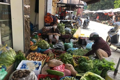 Hà Nội sau 6 ngày giãn cách xã hội: Nhiều tiểu thương nghỉ kinh doanh, cải bắp gần 80.000 đồng/chiếc