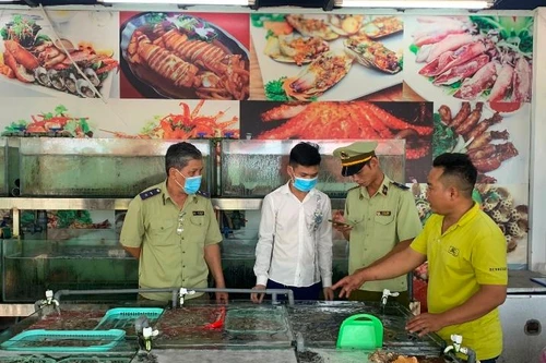 Tạm ngừng kinh doanh nhà hàng bị tố "chặt chém" 0,5 kg ốc hương giá 900.000 đồng 