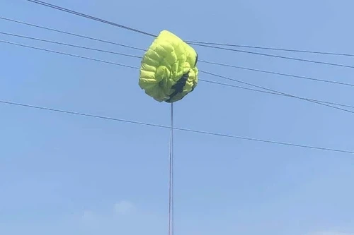 Đề nghị xử phạt người nhảy dù vướng vào dây điện