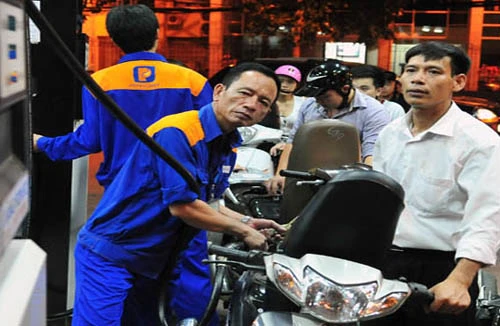 Giá xăng giữ nguyên, giá dầu giảm 90-130 đồng/lít!