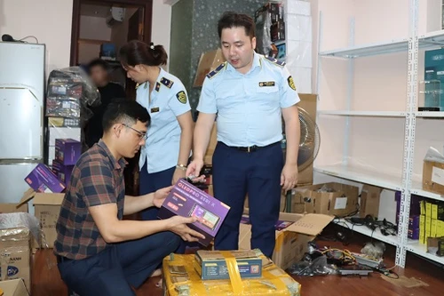 Tràn lan màn hình ô tô, camera hành trình không nguồn gốc trên Shopee