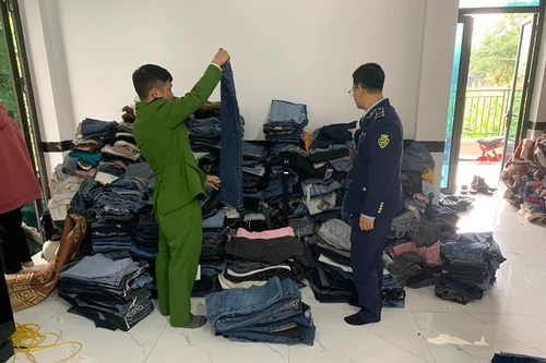 Tạm giữ 5 bao tải chứa chân váy bò nữ nhập lậu 