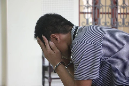 Làm bậy với con bạn nhậu rồi sợ hãi đi đầu thú