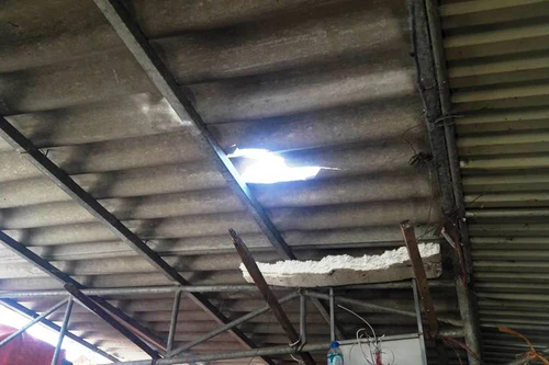 Đứng bán gà, tiểu thương bị bê tông rơi trúng, gãy chân