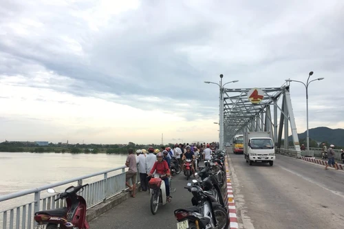 Tìm kiếm nam thanh niên nhảy cầu tự tử giữa đêm