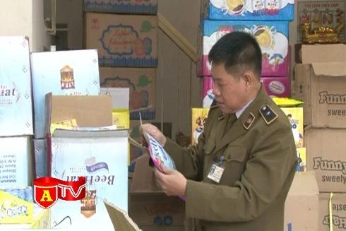 Thu giữ hơn 200 thùng bánh kẹo không rõ nguồn gốc 