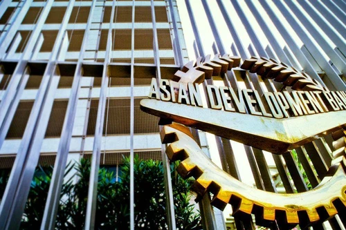 ADB hạ dự báo tăng trưởng Việt Nam xuống 5,8%