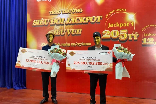 Kiên trì lựa chọn một dãy số, hai người đàn ông lĩnh độc đắc Vietlott hơn 218 tỷ đồng