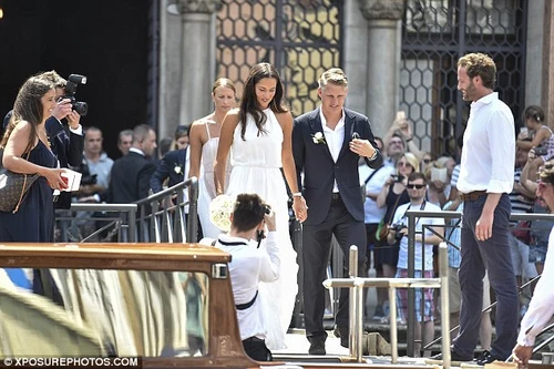 Gác lại nỗi buồn EURO, Schweinsteiger đưa hoa hậu quần vợt người Serbia về dinh