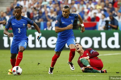 Payet phân bua về cú "tackle" khiến Ronaldo suýt phải ôm hận