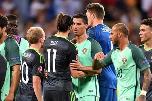 Ronaldo nói gì với Bale sau khi Bồ Đào Nha loại Wales khỏi EURO 2016?