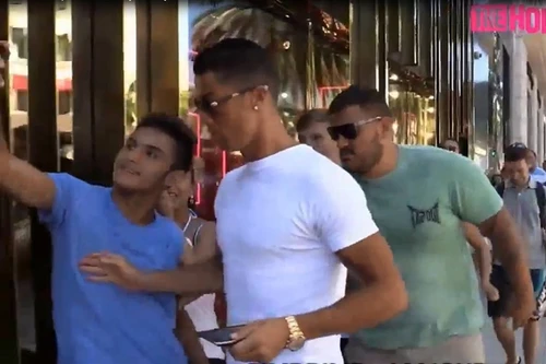 Ronaldo ngược đãi fan hâm mộ trong lúc mua sắm ở Beverly Hills