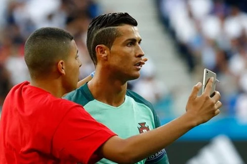 Cậu bé nhặt bóng bất chấp tất cả để "tự sướng" với Ronaldo