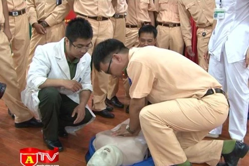 Tập huấn sơ cứu thương trong tình huống khẩn cấp cho lực lượng CSGT