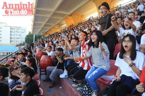 Các cổ động viên "cháy" hết mình cho trận chung kết bóng đá học sinh Hà Nội