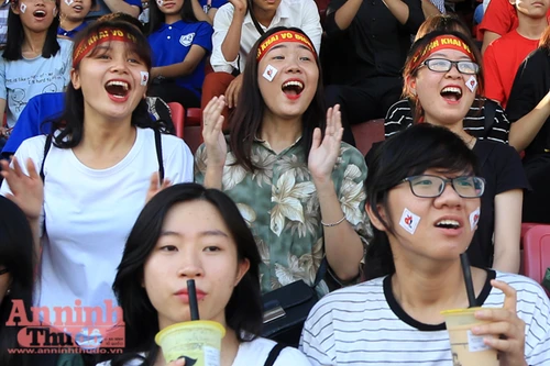 Khoảnh khắc các cổ động viên - nữ sinh hút hồn trên sân Hàng Đẫy