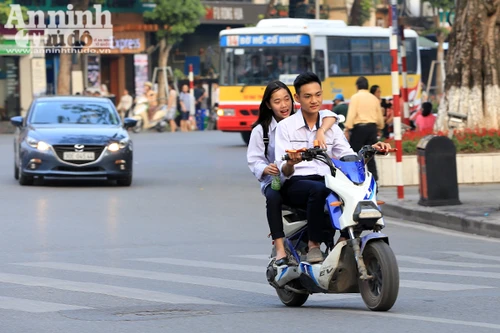 Tái diễn tình trạng không đội mũ bảo hiểm khi tham gia giao thông