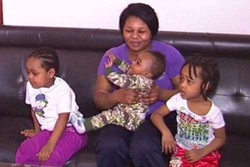 Thót tim chứng kiến cảnh mẹ thả 3 đứa con từ tầng 4 để thoát khỏi biển lửa